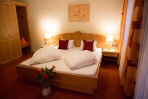 Comfort Double Room | Premium bedding, in-room safe, desk, free cribs/infant beds - Landhotel Schütterbad (Unken)