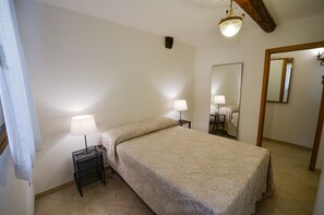 Apartment, 2 Bedrooms | 2 bedrooms, down comforters, soundproofing, iron/ironing board