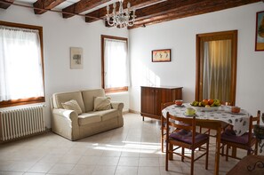Apartment, 2 Bedrooms | Interior entrance