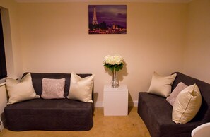 Apartemen, 2 kamar tidur, Bebas Asap Rokok, dapur | Area keluarga | TV layar datar