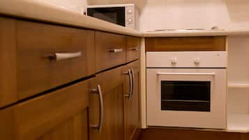 Apartment, 2 Bedrooms, Non Smoking, Kitchen | Microwave