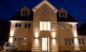 Exterior - Icon Hutton Apartment (Brentwood)