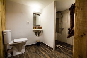 Shower, free toiletries, towels