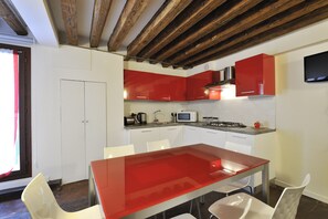 Apartment, 3 Bedrooms | Private kitchenette | Full-size fridge, microwave, oven, stovetop - Red Rose (Venice)