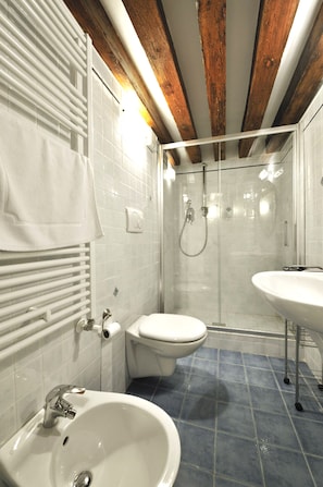 Apartment, 3 Bedrooms | Bathroom | Shower, free toiletries, hair dryer, bidet - Red Rose (Venice)