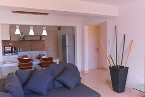 Comfort Double Room, 2 Bedrooms, Beachside | Living area