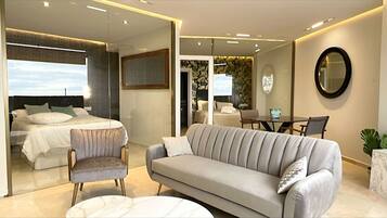 Deluxe appartement, 2 badkamers (Santa Clara 27) | Woonruimte | Een flatscreentelevisie, een dvd-speler en een mp3-dock