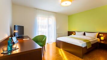 1 habitación, escritorio y espacio para trabajar con laptop