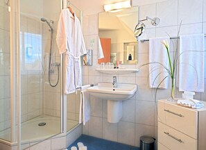 Articles de toilette (gratuits), séchoir à cheveux, serviettes fournies