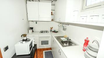 Romantic Studio Suite | Private kitchen | Fridge, microwave, oven, stovetop