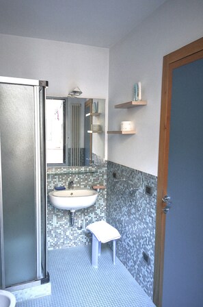 Suite studio romantique | Salle de bain | Douche, articles de toilette (gratuits), séchoir à cheveux, bidet