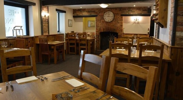 供應早餐、午餐和晚餐,英國料理