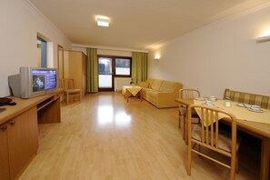 客房內保險箱、書桌、免費無線上網