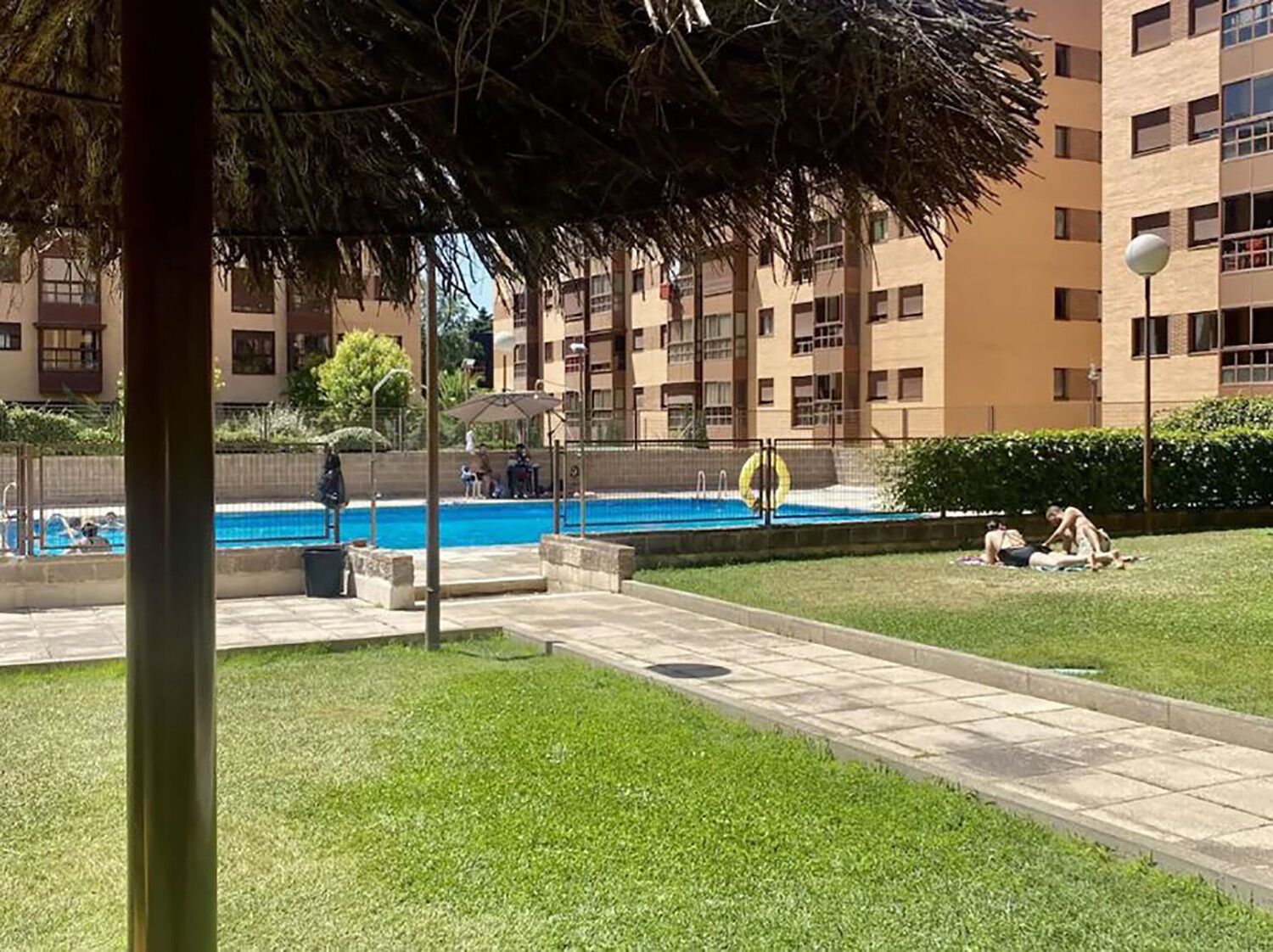 من حمّامات السباحة المغطاة، حمّام سباحة خارجي، مظلات على حمّام السباحة