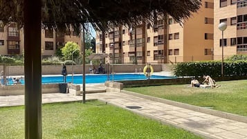 Piscine couverte, piscine extérieure, parasols de plage, chaises longues