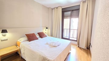 1 habitación, cubrecamas, decoración personalizada y muebles diferentes