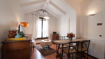 Classic Apartment | Interior entrance