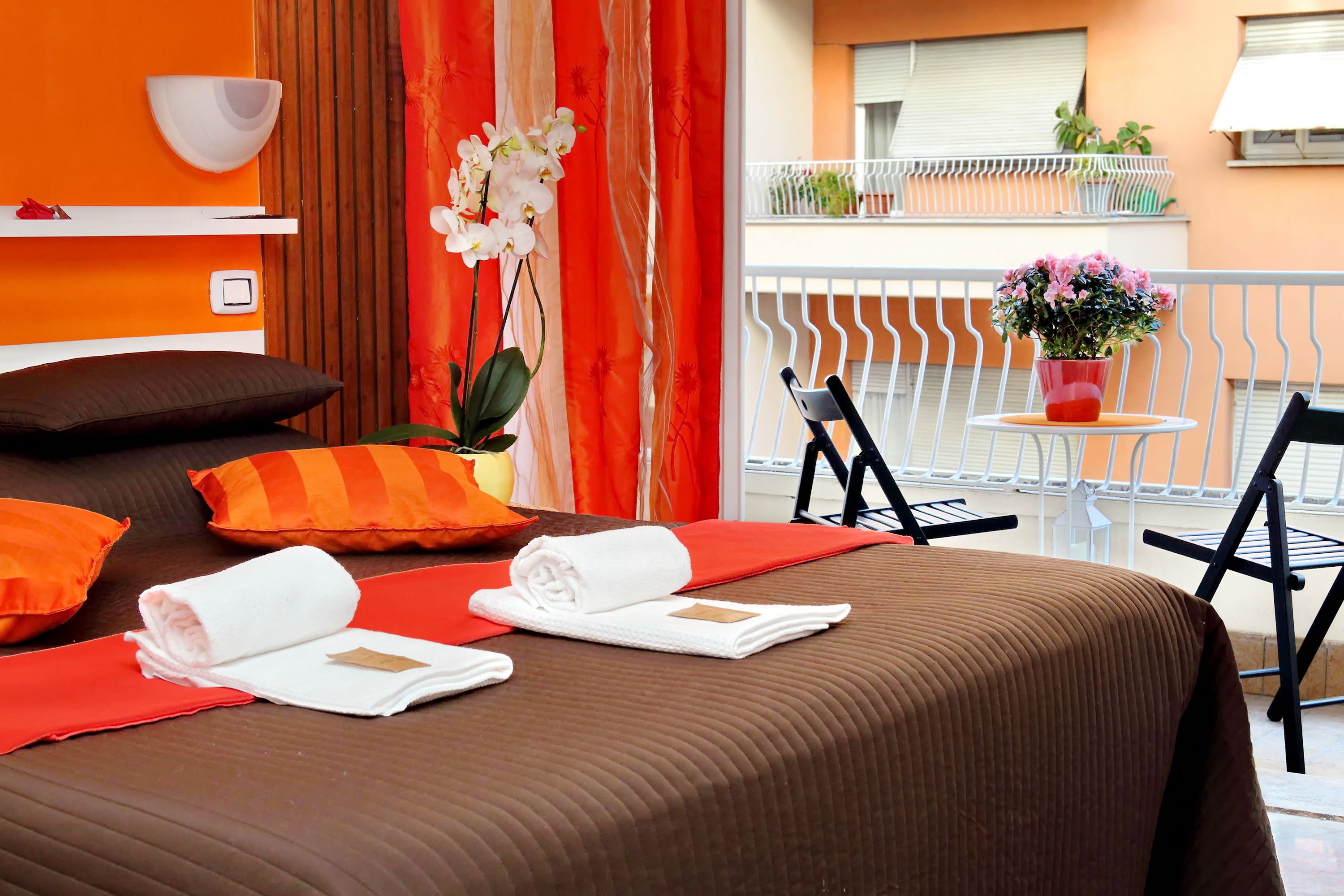 Quarto casal clássico, sacada | Roupas de cama premium, individualmente mobiliados, escrivaninha