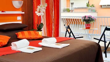 Quarto casal clássico, sacada | Roupas de cama premium, individualmente mobiliados, escrivaninha