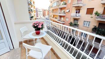 Ropa de cama de alta calidad, muebles diferentes y escritorio