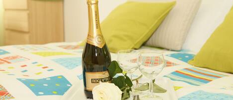 Klassieke tweepersoonskamer, gemeenschappelijke badkamer | Luxe beddengoed, individueel gemeubileerd, een bureau