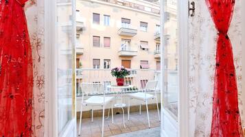 Quarto casal luxo, sacada | Roupas de cama premium, individualmente mobiliados, escrivaninha