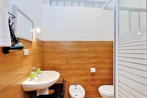 Ein modernes Badezimmer mit Waschbecken, Bidet und Toilette.