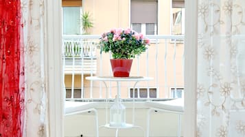 Ropa de cama de alta calidad, muebles diferentes y escritorio