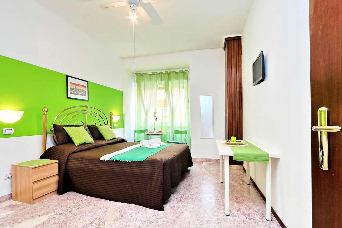 Chambre Double Standard, salle de bains commune | Literie de qualité supérieure, ameublement personnalisé, bureau