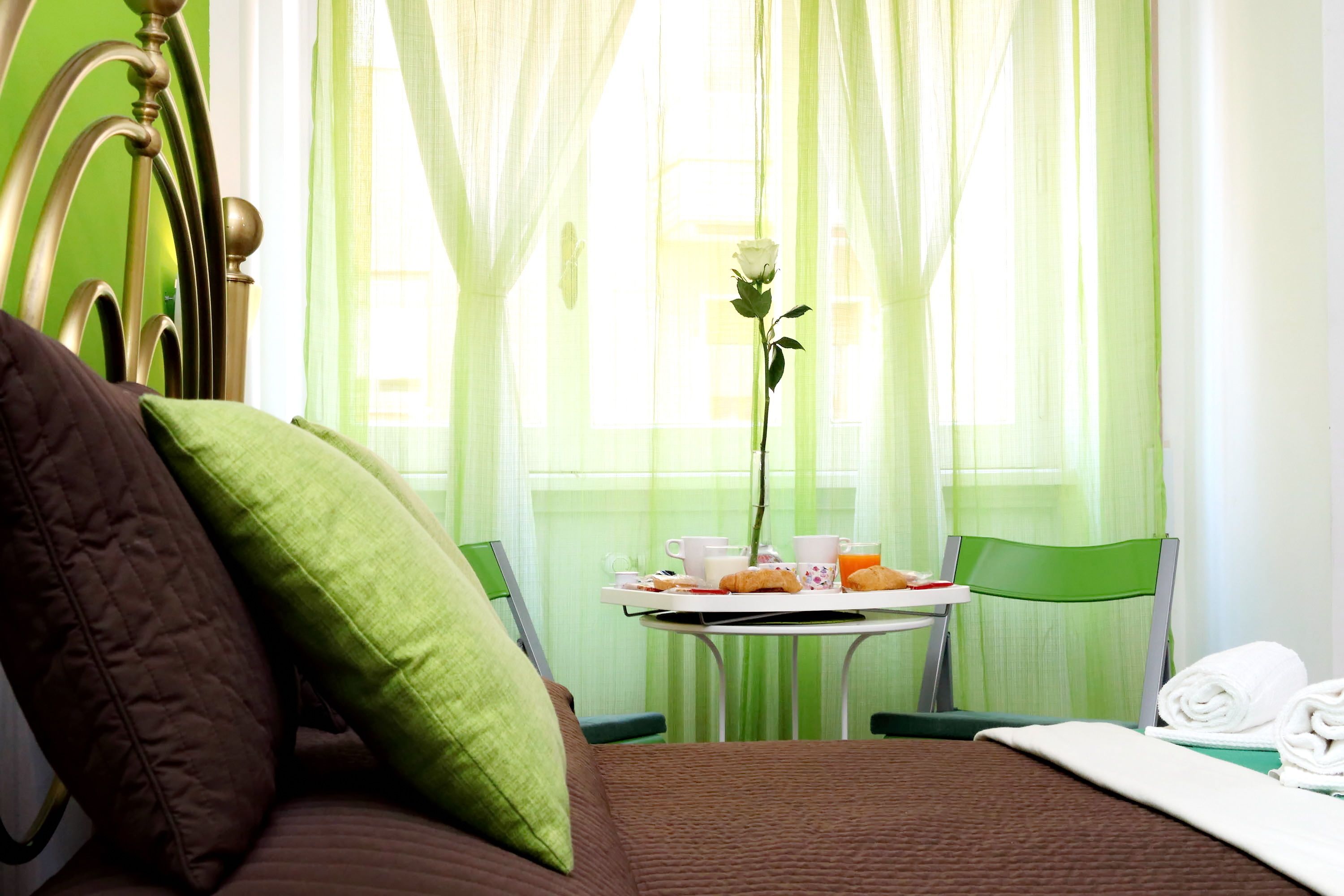 Quarto casal standard, banheiro compartilhado | Roupas de cama premium, escrivaninha, cortinas blackout