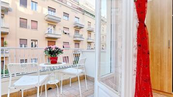 Quarto casal luxo, sacada | Roupas de cama premium, individualmente mobiliados, escrivaninha