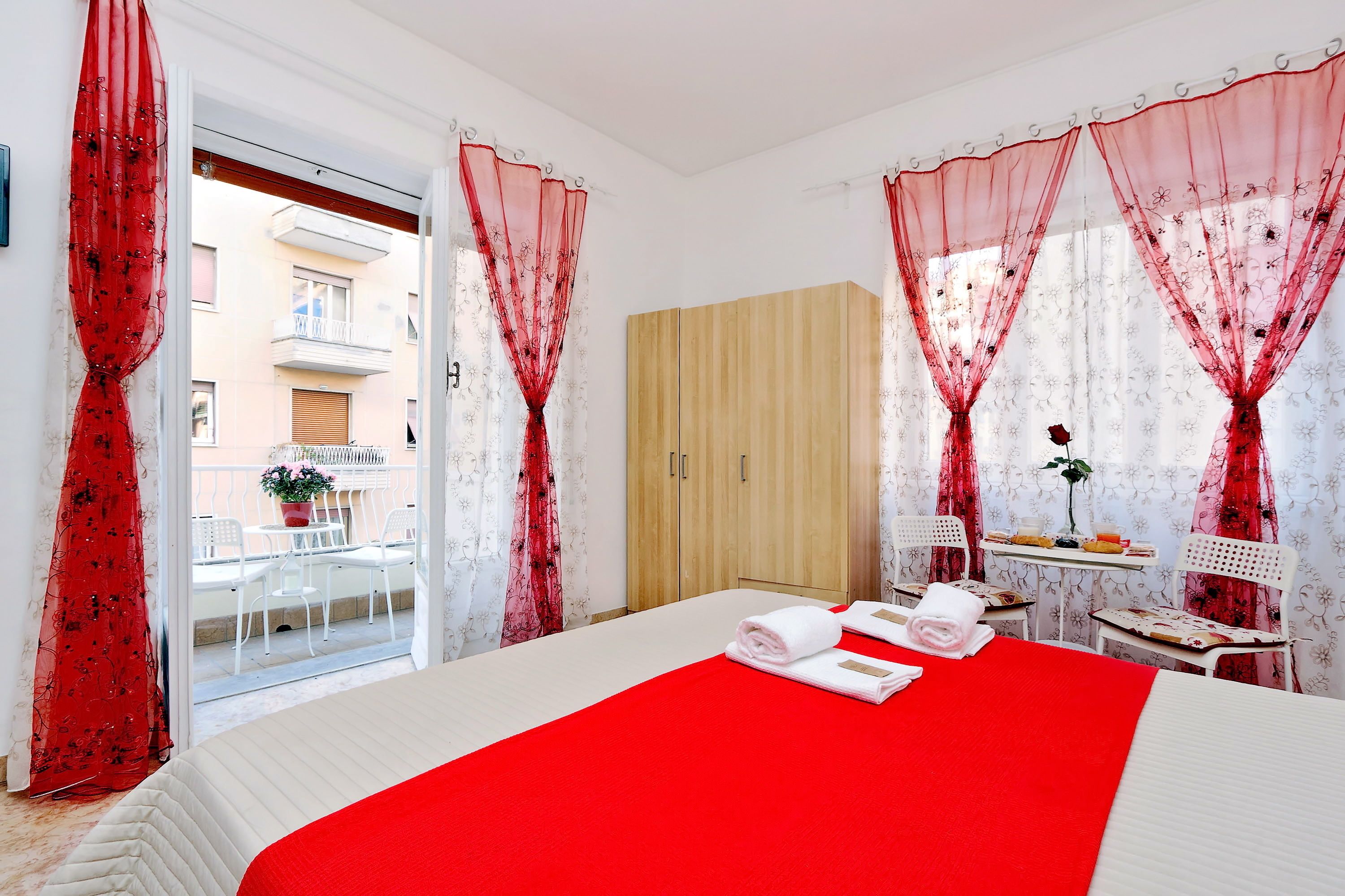 Quarto casal luxo, sacada | Roupas de cama premium, individualmente mobiliados, escrivaninha