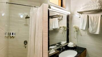 Superior Double Room | Bathroom | Shower, free toiletries, hair dryer, slippers