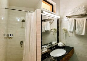 Superior Double Room | Bathroom | Shower, free toiletries, hair dryer, slippers