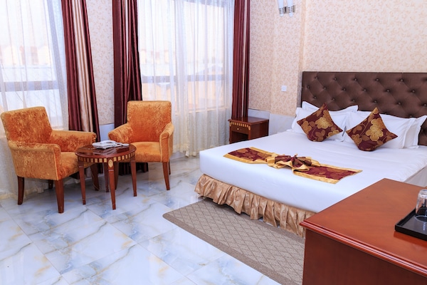 Literie de qualité supérieure, coffres-forts dans les chambres, bureau