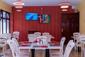 Aperto a colazione, pranzo e cena, cucina locale e internazionale