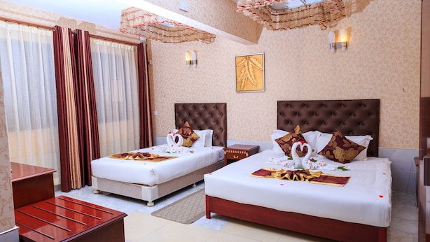 Superior Double Room | Peralatan tempat tidur premium, peti besi dalam bilik, meja 