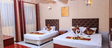 Superior tweepersoonskamer | Luxe beddengoed, een kluis op de kamer, een bureau