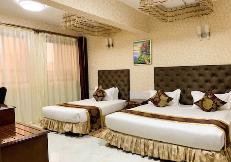 高级双人房 | 高档床上用品、客房内保险箱、办公桌、遮光窗帘