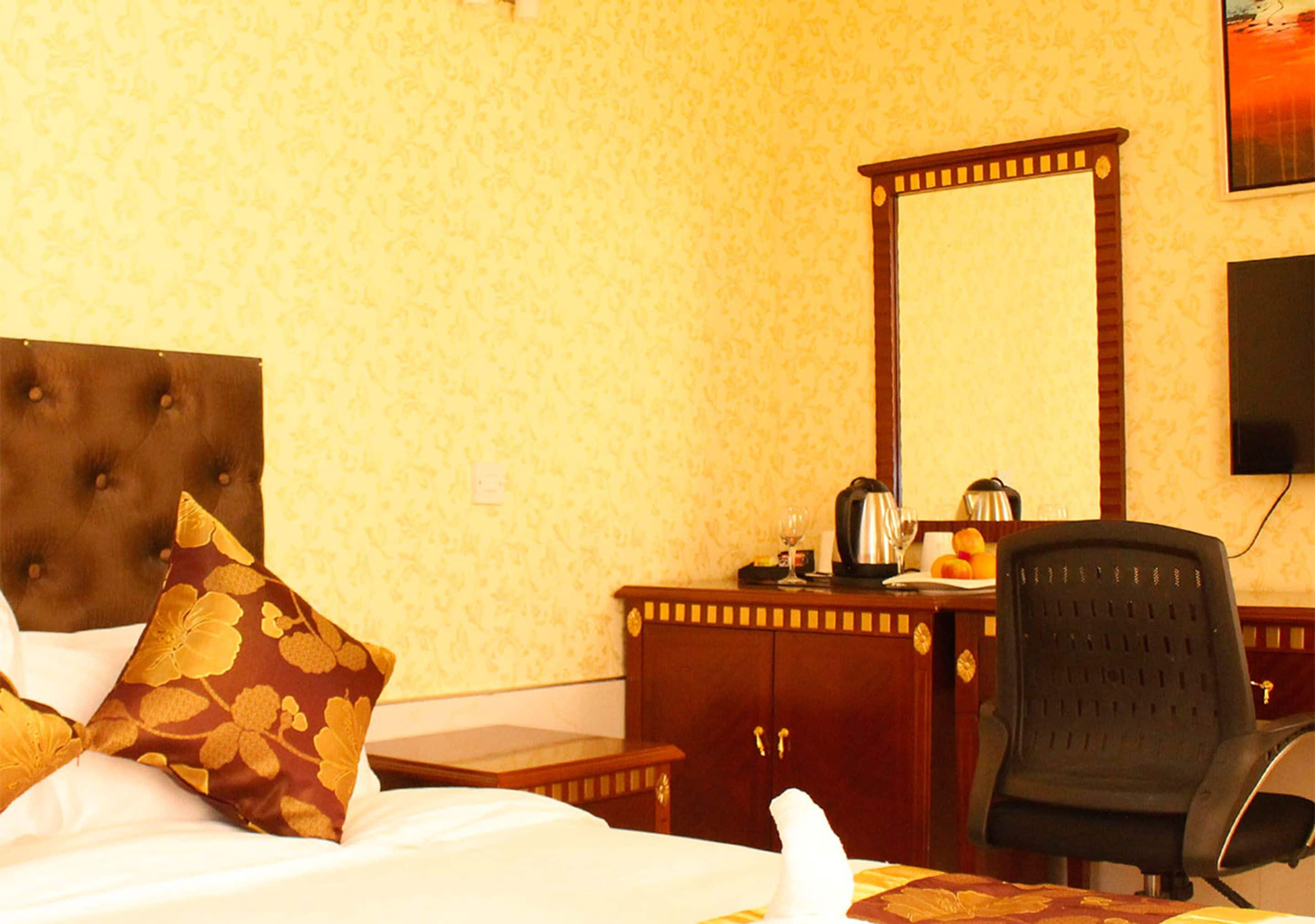 deluxe double room | in-room dining