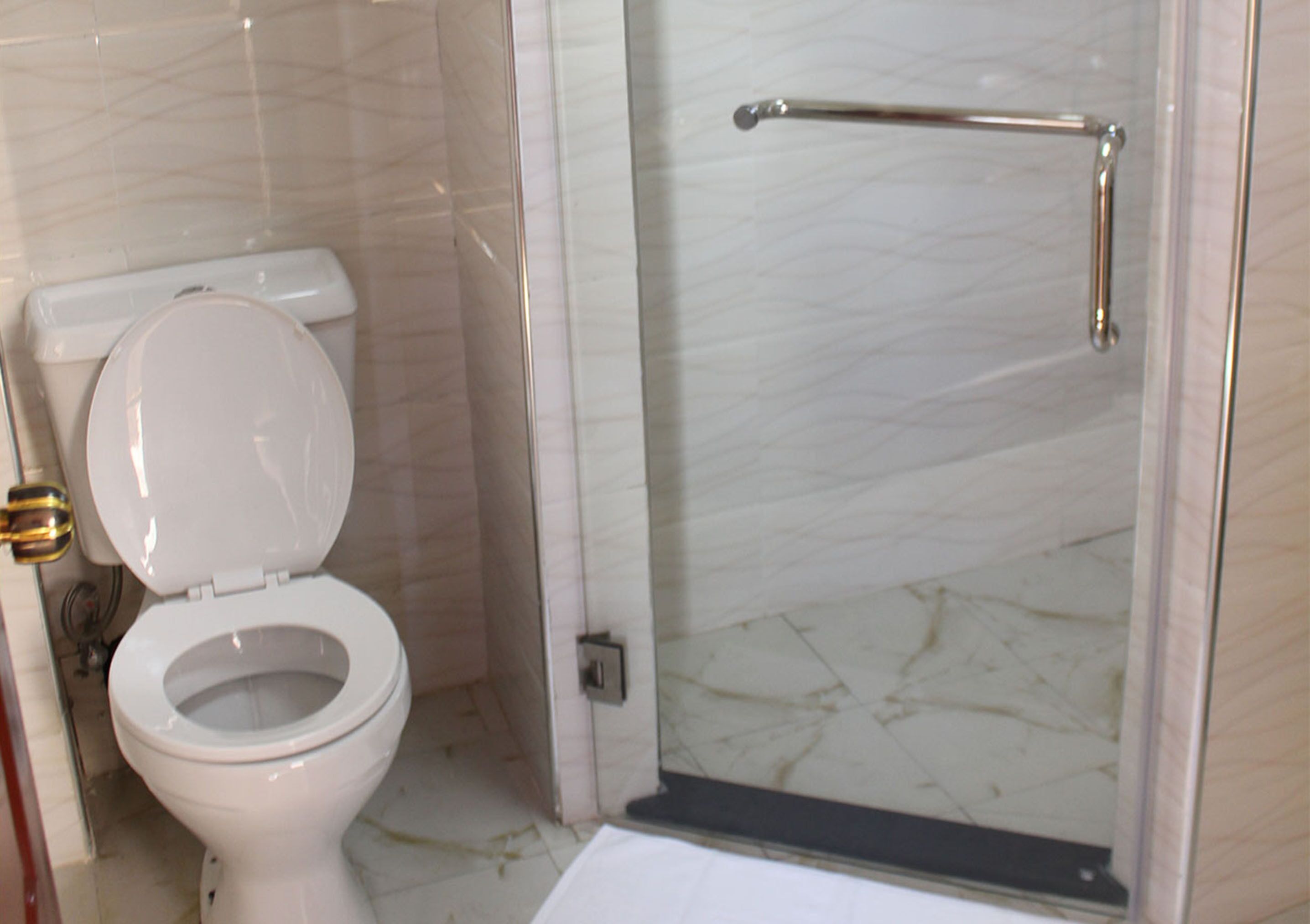 Ducha, artículos de tocador gratuitos, secador de pelo, pantuflas