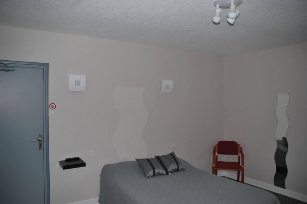 Meja, seterika/papan seterika, katil bayi/kot (percuma), Wi-fi percuma