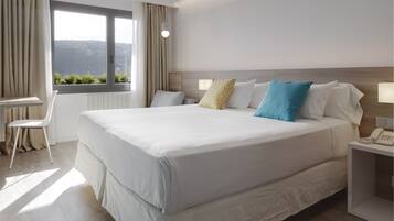 Een kluis op de kamer, een bureau, verduisterende gordijnen