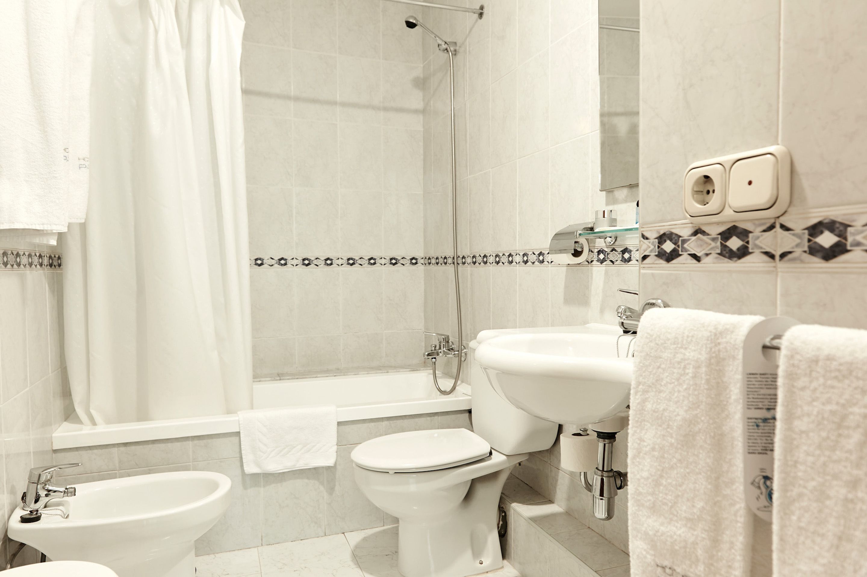 twin room, sea view | bathroom | combined shower/bathtub, free toiletries, hair dryer, bidet