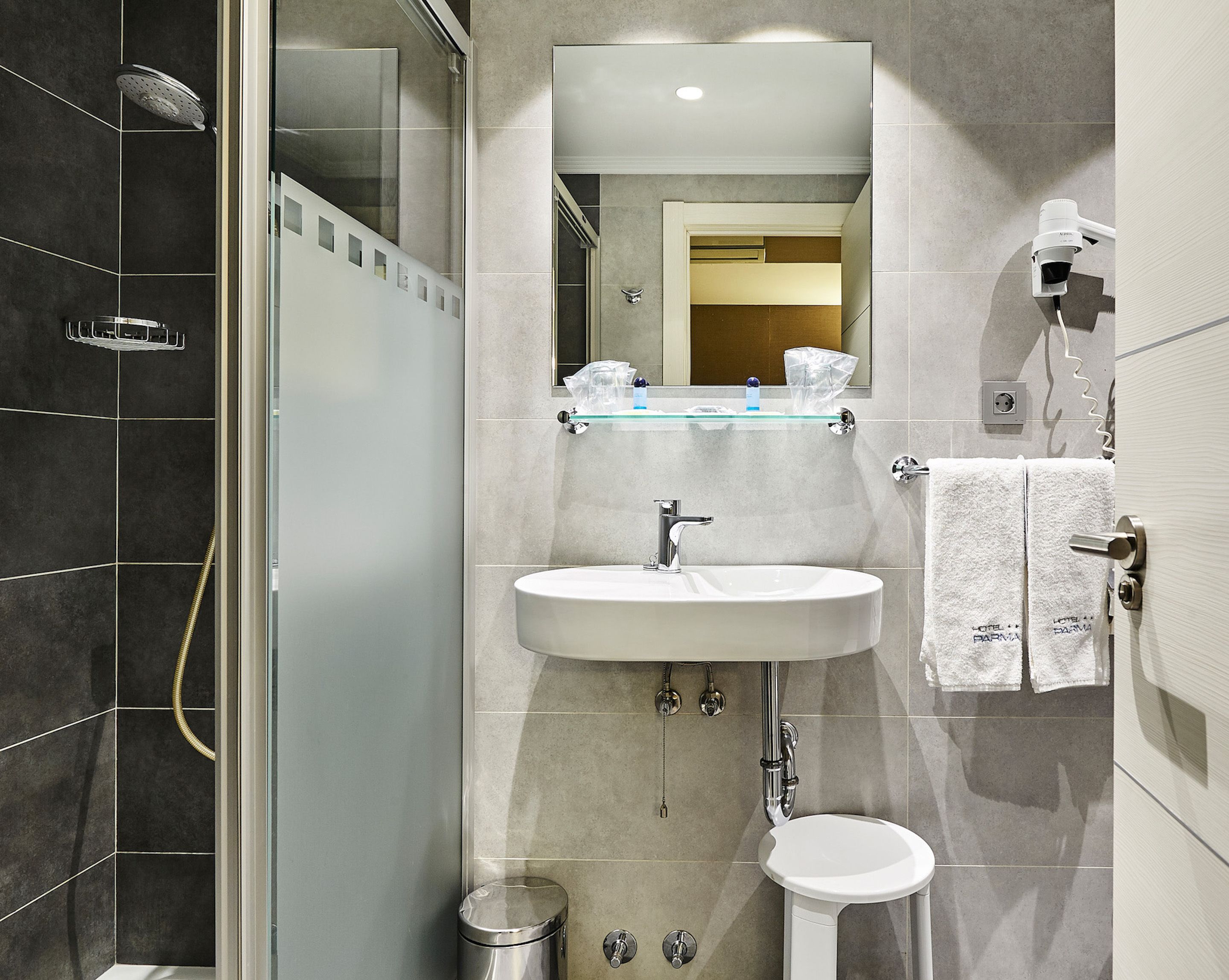 combined shower/bathtub, free toiletries, hair dryer, bidet