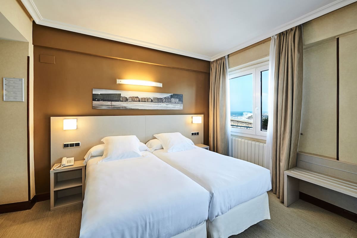 Twin kamer, uitzicht op zee | Een kluis op de kamer, een bureau, verduisterende gordijnen