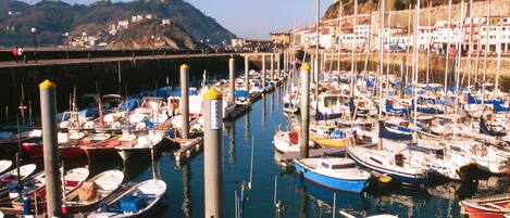 Una marina con numerosos barcos amarrados en el muelle.