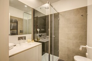 Shower, rainfall showerhead, eco-friendly toiletries, hair dryer - Dopodomani Suite (Rome)