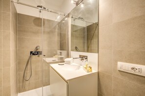 Habitación Deluxe con 1 cama doble o 2 individuales | Baño | Ducha y cabezal de ducha tipo lluvia