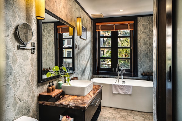 Bungalow, vue lagon | Salle de bain | Baignoire relaxante profonde, douche à « effet pluie »